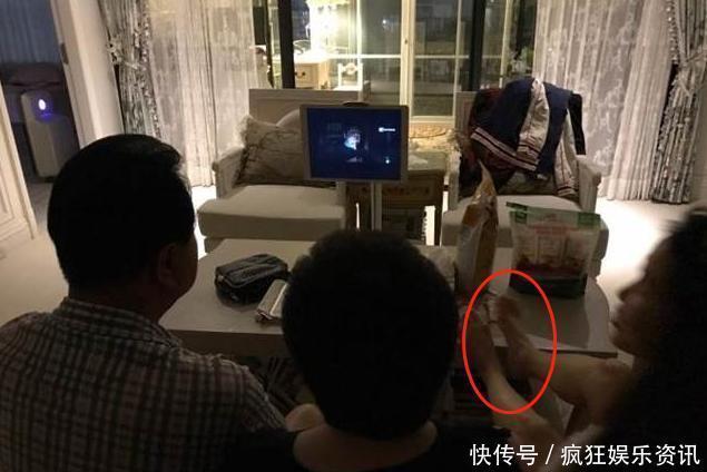  桌子|伊能静再惹争议，频繁用脚踩桌子踩椅子被批没素质