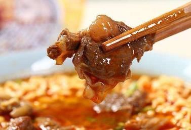 小七|去泰国吃桶“牛肉泡面”,8元一桶,以为被坑,开盖后这是泡面