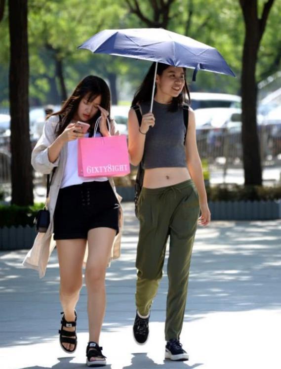  小美女|街拍：清新有魅力的小美女，长相靓丽气质优雅