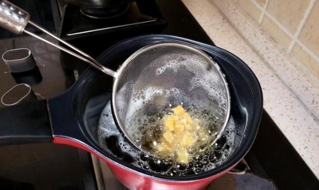 好吃|红薯最解馋的特色做法,加个鸡蛋,简单一做,比拔丝地瓜还好吃