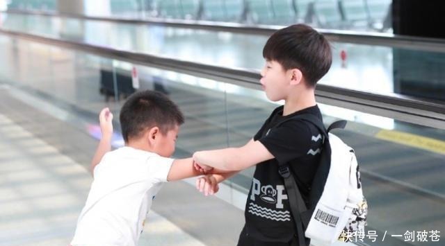  机场|小鱼儿和安吉在机场打架！鱼儿挥拳打安吉，最后被揪住耳朵教训