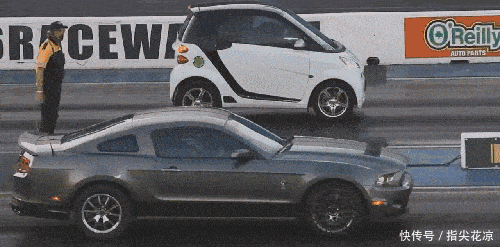 汉堡|搞笑GIF:精致女孩是这样吃汉堡的?