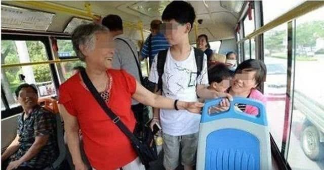 让座|小学生给老人让座，书包忘拿，被老人一把摔到地上，孩子哭了