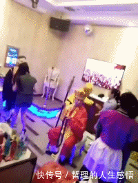 不适|搞笑GIF:你还是别做鬼脸了,看得我浑身不适