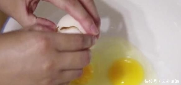 搅拌一下|家里早餐没有饭怎么办?教你做懒人鸡蛋饼,做法简单,营养美味