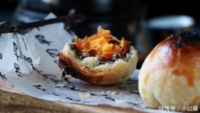 糕点|经典糕点蛋黄酥做法,7步就可上烤箱,外酥内软好吃不用花钱买