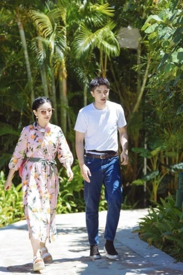  粉色|胡可穿粉色印花裙配蝎子辫，亮相《妻子4》，化身“大力美少女”