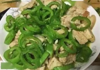 蛇瓜炒鸡蛋|夏季,鸡蛋和此物一起炒,营养美味,补钙质,孩子个头长得快