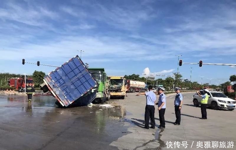  现场|突发！货车油箱破损漏油，交警蜀黍迅速处置