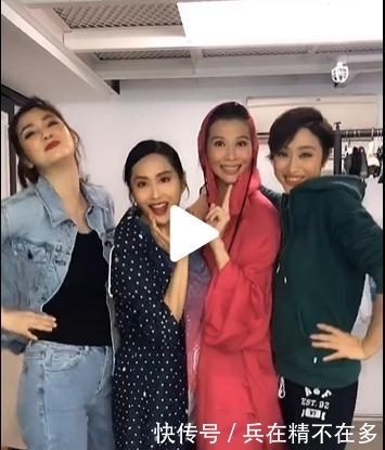  推出|港普四姐妹合体！蔡少芬把陈法蓉推出框，朱茵身高矮一截！