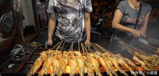供不应求|网红夫妻卖“长条状”小吃,12元一根供不应求,邻摊:笨蛋才吃!