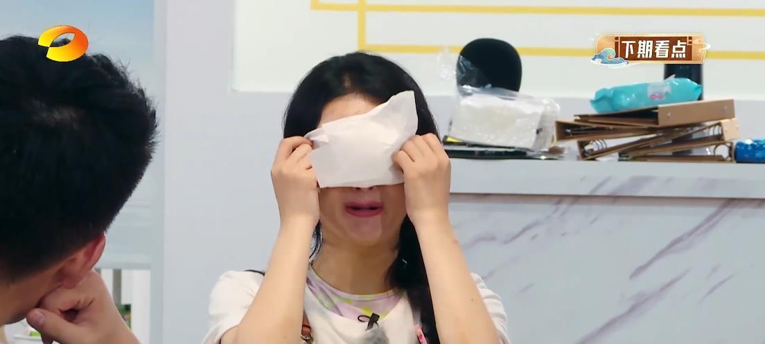 赵丽颖|黄晓明暂退《中餐厅》,赵丽颖接棒压力大爆哭,首位飞行嘉宾亮相