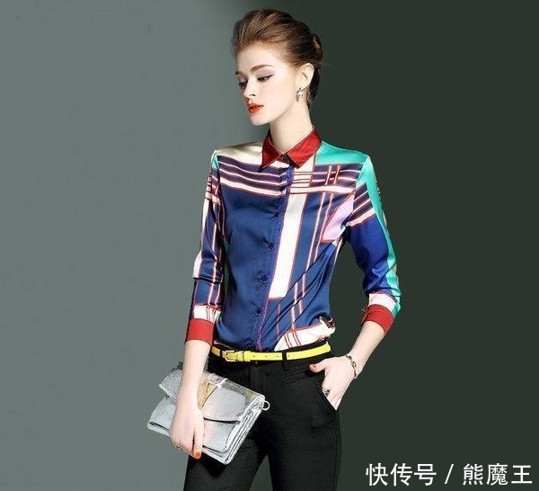  气质|常年打拼于职场的女性，选上一条海青蓝印花衬衣，高档又不失气质