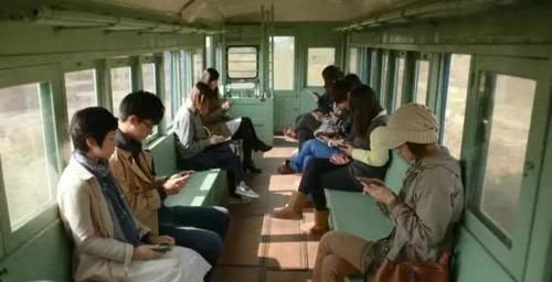 举动|孩子爱玩手机怎么办妈妈一个举动让女儿放下手机，网友学到了