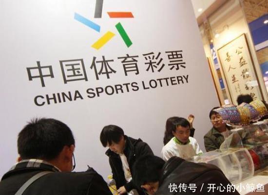 个场|玩刮刮乐中了百万大奖，中奖者笑得合不拢嘴；就是给朋友捧个场