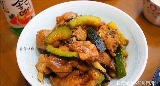 南瓜炖小鸡|鸡肉和它是绝配，可惜很多人没吃过，2元一斤，现在吃正当时