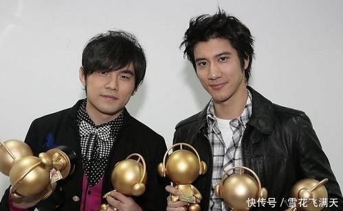 主动|都是歌王差距大:周杰伦胡子拉碴被偷拍,王力宏主动秀健硕好身材