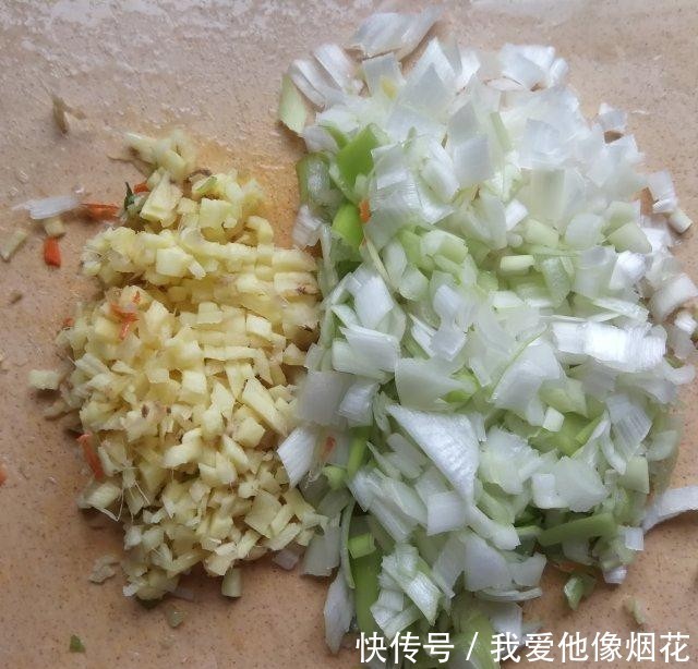 丸子|胡萝卜豆芽菠菜丸子,外酥里嫩,咸香适口