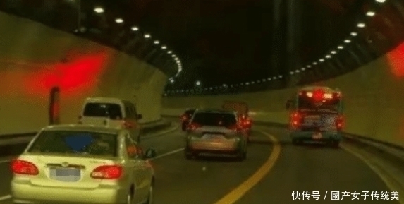  高速|上高速应该用近光灯吗交警无语驾照咋考的，根本不会开车