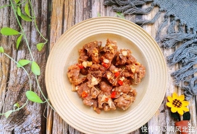 饺子都|蒸排骨的时候加上一块腐乳，蒸好的排骨颜色明亮，色泽诱人