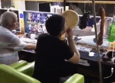生活|搞笑GIF:在网吧多年,第一次看到这么懂得生活的少年