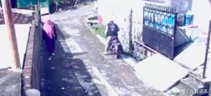 女子|男子抢到女子的包后幸灾乐祸，却发现不对劲，回来后让他悔恨不已