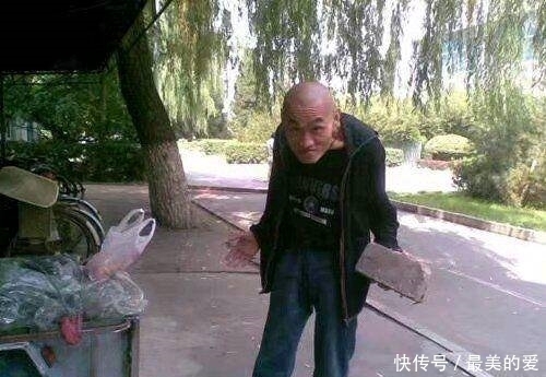 图片|趣味图片幽默段子笑话: 大哥你拿着块板砖想干啥呀,哈哈哈