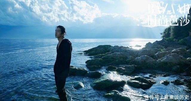 上演|井柏然大片超带感,穿白衬衫上演“湿身诱惑”,诠释自然与艺术感