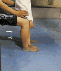 爸爸|搞笑GIF:孩子,都怪你爸爸的脚丫子有毒