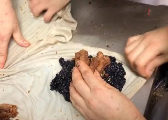 大娘|大娘凌晨3点开门卖“它”,4点开始排队,5元一份,7个人忙不过来