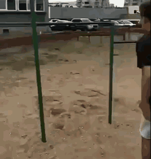 大爷|搞笑GIF趣图:哥们,你这求婚姿势真是帅爆了,大家都看好你哦