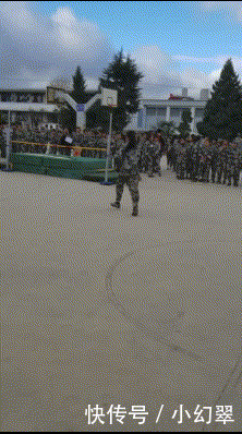 本来|爆笑GIF:本来是很喜庆的场面,你一来搞笑就尴尬了