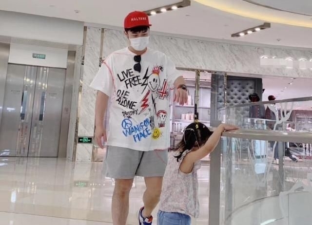 露齿|陈赫与女儿商场内嬉戏打闹,安安吃冰淇淋露齿大笑,表情超魔性