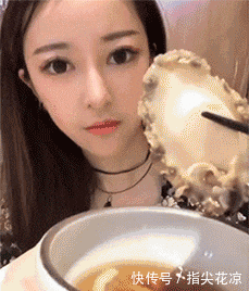 汉堡|搞笑GIF:精致女孩是这样吃汉堡的?