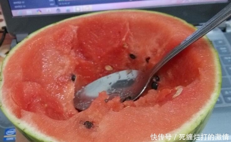 画面|男子买的西瓜忘记放进冰箱,第二天起来看到了让他意外的画面