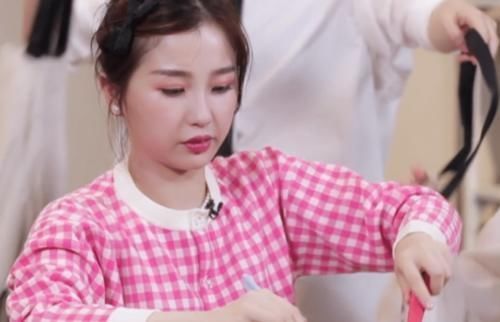 周梓|青你2虞书欣手拿生鱼放入煎锅,谁注意到周梓倩的反应太真实了