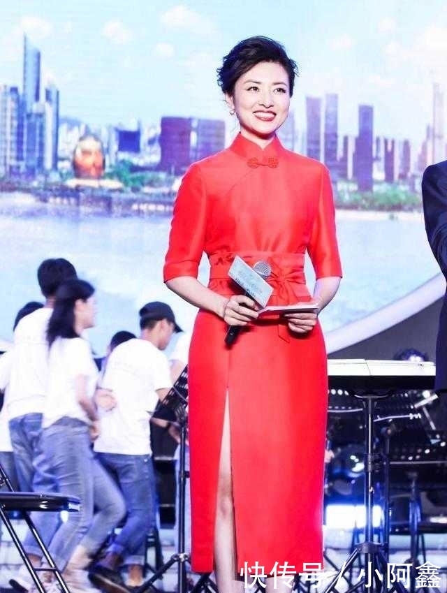 设计|周涛终于穿旗袍裙了，大红色旗袍连衣裙配低盘发，气场开挂了