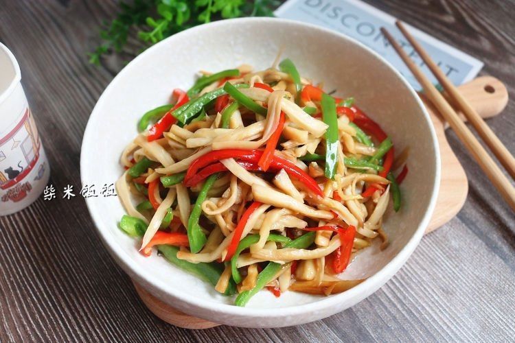  翻炒均匀|这三样一起炒，又鲜又脆，吃一口鲜嫩多汁，比肉嚼起来更香