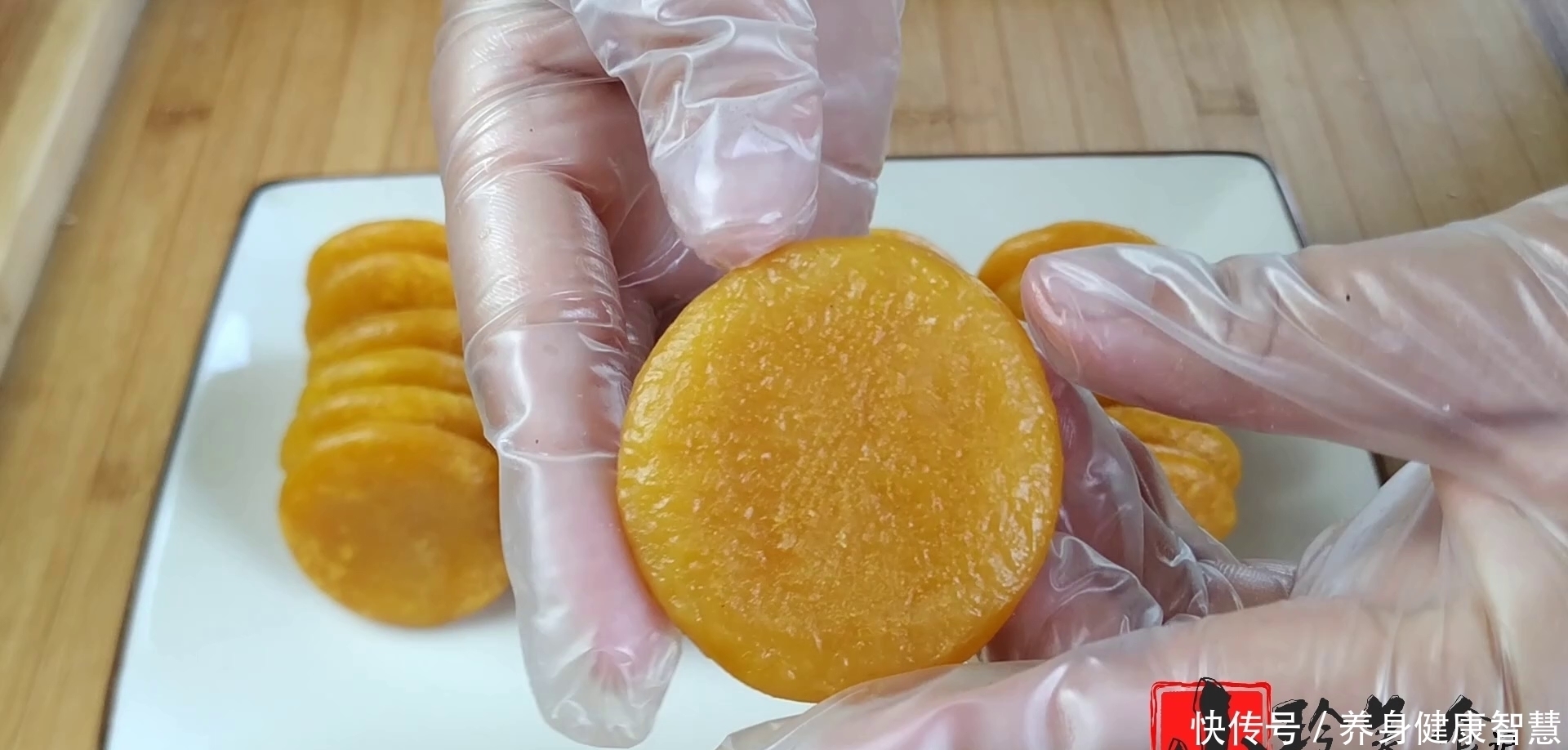 无水|南瓜饼又出新做法了,无水无油,软糯香甜又劲道,全家人都爱吃