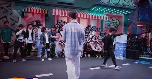 王嘉尔|王一博比钟汉良矮3公分,现场却差距明显,王嘉尔的身高给出答案