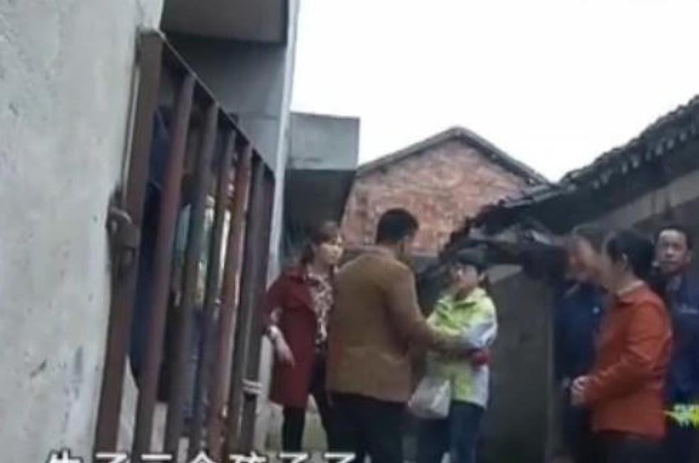 扫地出门|男子和相亲美女闪婚,次日就把她扫地出门,男子:分明两个人