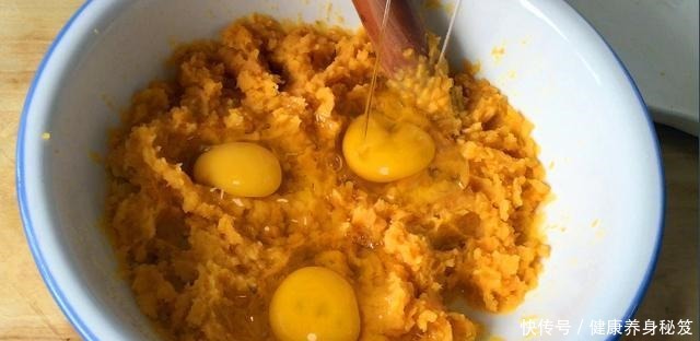 红薯|秋冬多吃红薯,不用烤箱不用电饭煲,面点师教我做红薯拉丝小面包