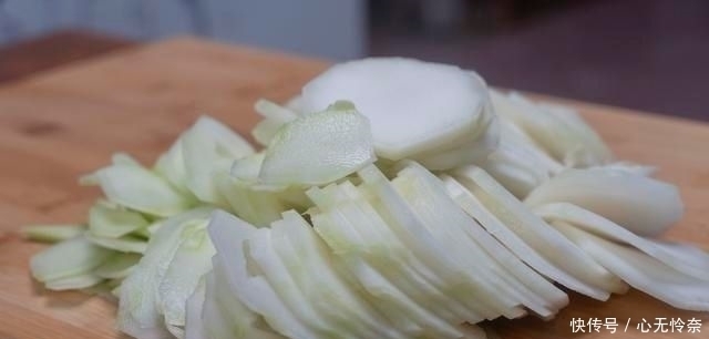 开胃|莴笋怎么炒才好吃?大厨教你1招,开胃又下饭,每次都多吃两碗饭