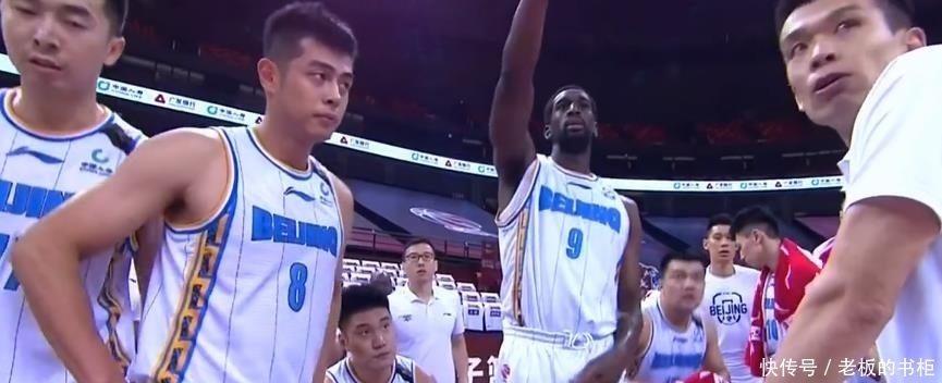 领袖|领袖范!国手不满球队表现,拿着笔画战术 林书豪不在影响实在大