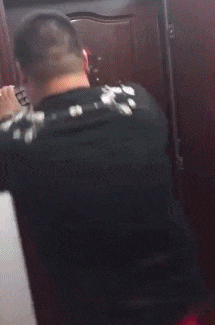 GIF|搞笑GIF:谁说一个人不能打乒乓球的?