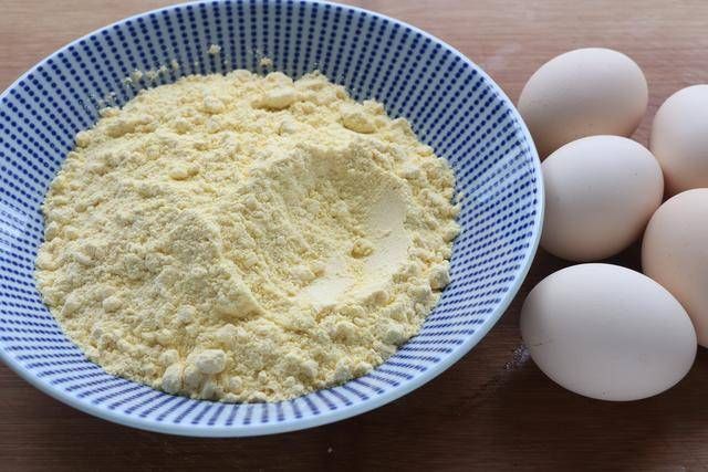 玉米面松饼|玉米面加5个鸡蛋,不加1滴油1滴水,又香又软,比发糕好吃10倍