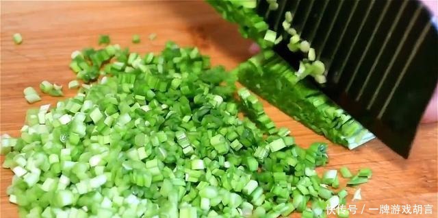 外酥|韭菜盒子新做法,不加面粉不加水,大锅煎一煎,外酥里软,太香了