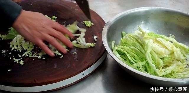 上桌|包菜最好吃的做法,这样一次做一盘不够吃,上桌抢着吃