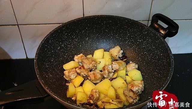  没了|鸡翅别再红烧了，换个花样加它一起烧，喷香下饭，一盘转身就没了