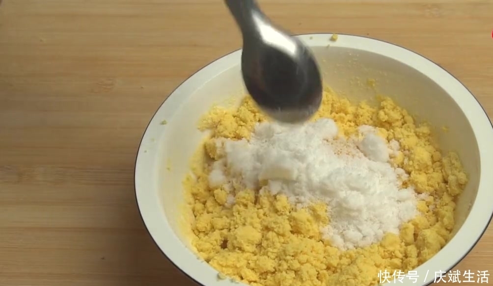 酸酸甜甜|玉米饼这样做,口感细腻,酸酸甜甜,牛奶和葡萄干的香味十足
